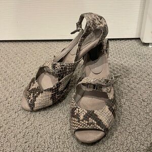 Aerosoles snake print small heel